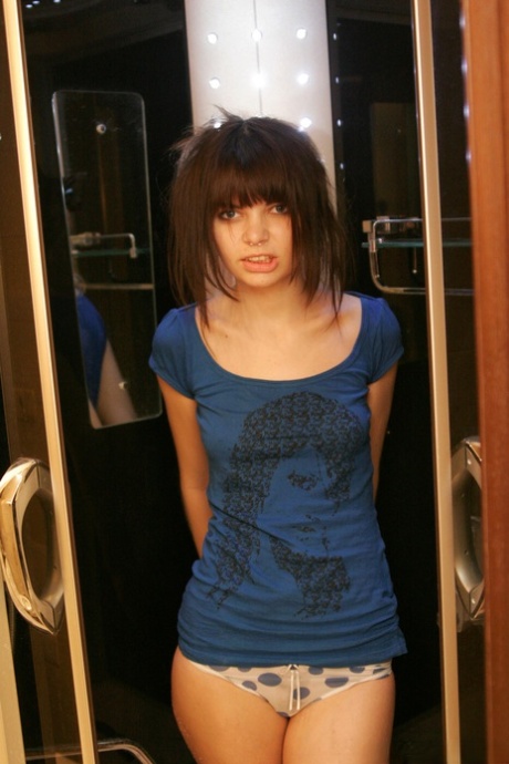 若いソロ女の子Kaira18uncovers彼女の小さなおっぱい後浸漬彼女のTシャツ