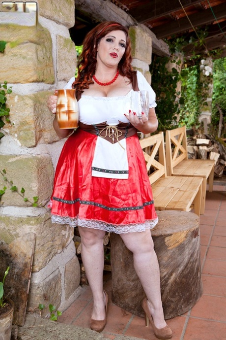 BBW Roxee Robinson gießt ein Bier ein, bevor sie ihre Titten mit Schlagsahne bedeckt