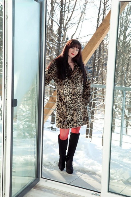 La MILF tetona Vanessa Y en botas y medias de cuerpo desnudando sus cosas en la nieve