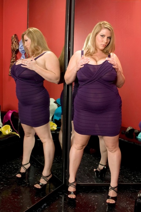 巨大的脂肪BBW蕾妮-罗斯让她的巨乳松动并吸吮假阳具