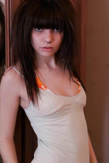 Tiny teen Kaira 18 enthüllt ihre kleinen Brüste, wie sie nackt auf ihrem Bett bekommt