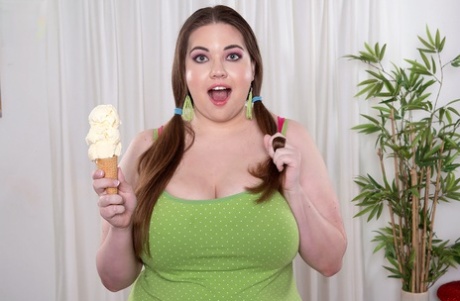 BBW Nixie Night divora un gelato prima di esporre le sue enormi tette