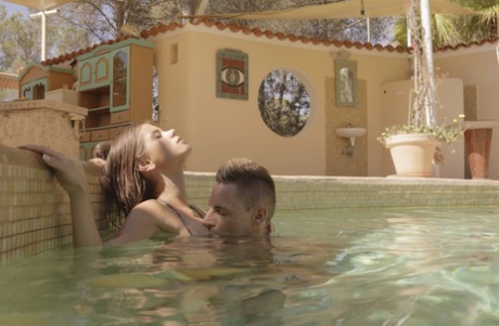 Nadržený pár dokončí milování před bazénem