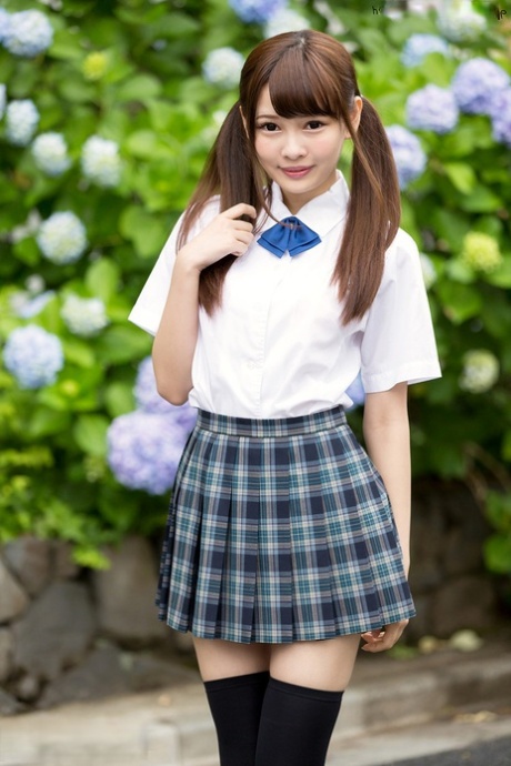 Leuk Japans schoolmeisje met vlechtjes toont blote kont in geen slipje upskirt
