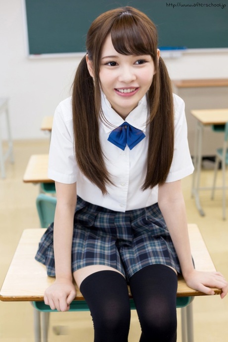 アジア系の小さな女子校生が先生のチンポをしゃぶりながら舌でザーメンを吸う。