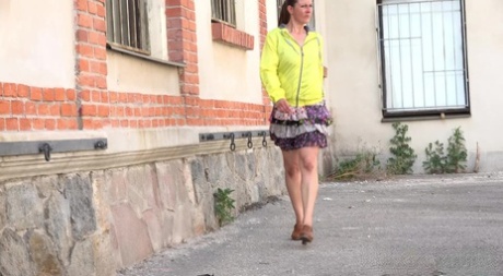 NicolD exhibe sa chatte poilue en faisant pipi en public.