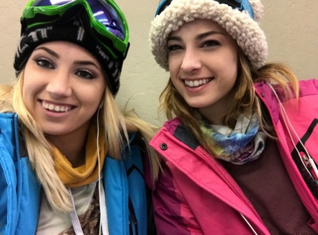 Des adolescentes blondes avec de beaux sourires Kristen Scott et Sierra Nicole se rendent sur les pistes de ski