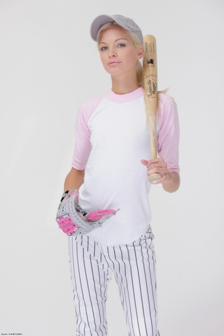 Honkbal schatje Francesca verliest haar uniform om haar magere tienerlichaam bloot te leggen