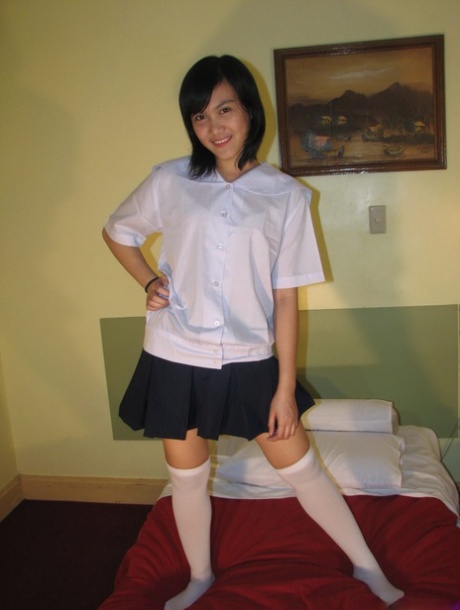 亚洲女学生在穿上OTK袜子之前暴露了上身的内裤，一丝不挂