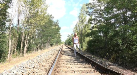 La rubia LickyLex se baja los pantalones y se pone en cuclillas para mear en las vías del tren