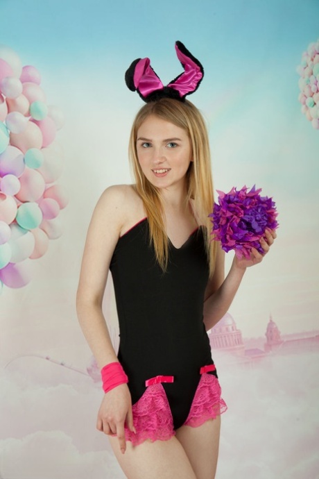 Una giovane e simpatica ragazza si spoglia indossando le orecchie da coniglio