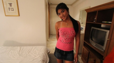 Jong Aziatisch meisje Barbie draagt sperma op haar kutje na een POV fuck