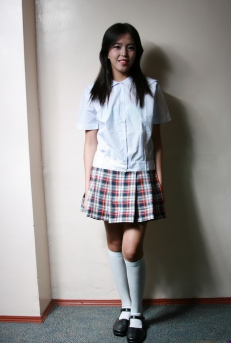 アジアの少女が学生服を脱いで初めてのヌードポーズを披露