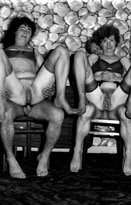 Sexy babes i strømper som sprer beina for å nyte en knullefest i vintage gruppesex