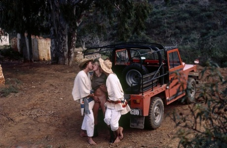 Une blonde plantureuse ouvre la bouche pour une double éjaculation après une séance de photos en plein air.