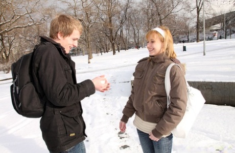 Cute Teen Redhead bekommt einen Finger ficken und reitet BF