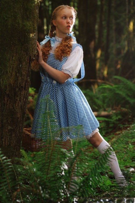 Charmanter rothaariger Teenager Dolly Little macht sich im Wald in weißen Socken nackt