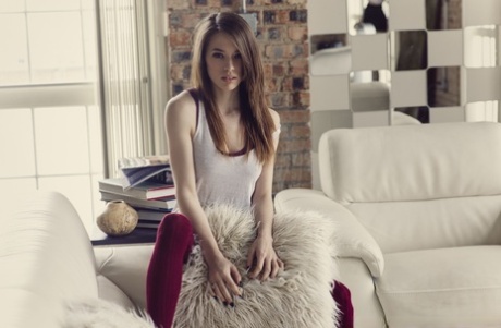 Schönes junges Mädchen Caitlin Mcswain wird nackt in über die Knie Socken