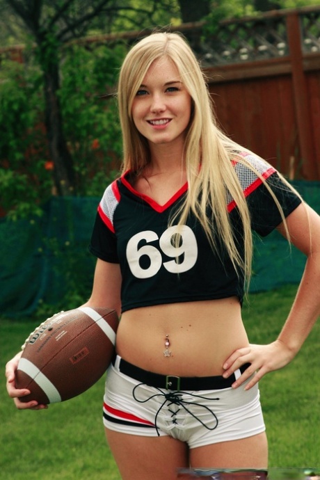 Vakre, blonde Jewel legger av seg sportsklærne og poserer naken med en fotball i hånden.