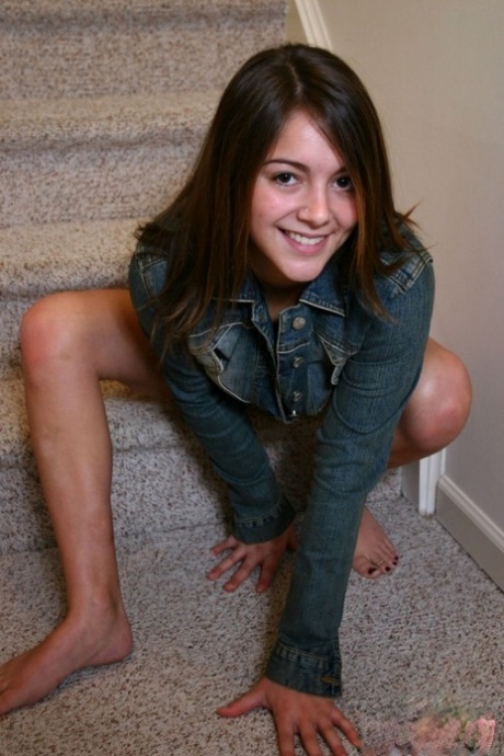Едва легальная соло-девушка демонстрирует нижнюю грудь в красных стрингах на лестнице