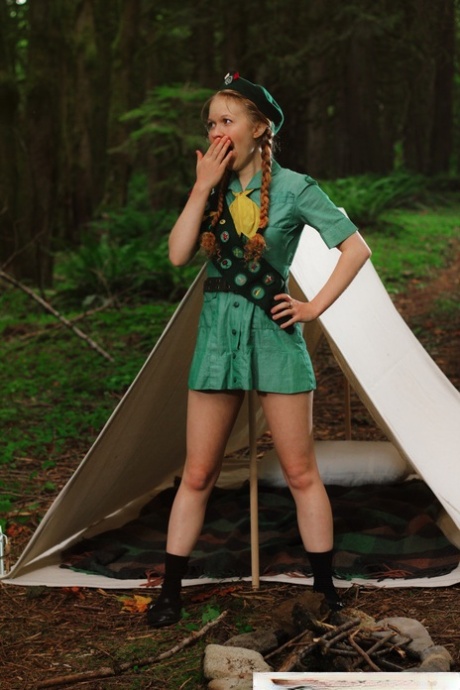 Rudowłosa harcerka Dolly Little rozbiera się przed namiotem w berecie