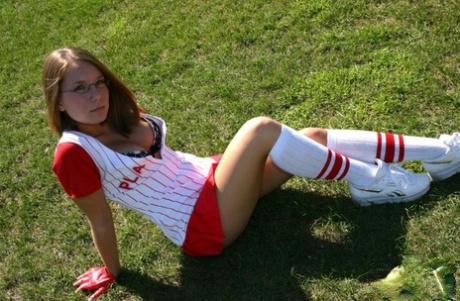 运动型少女身穿微裙棒球服展示胸罩和乳沟