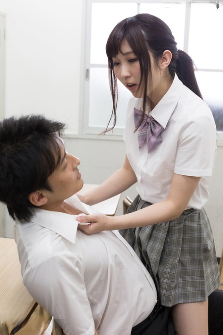Scolaretta giapponese si masturba a piedi nudi con il cazzo del suo insegnante