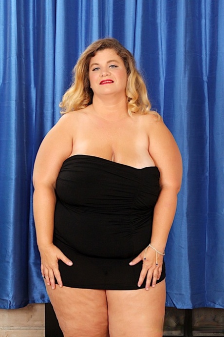 SSBBW Hayley Jane revela suas enormes mamas flácidas antes de chupar um pau duro