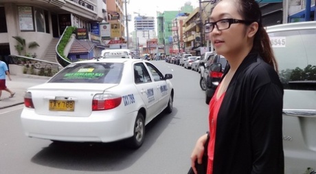 Nerdy Filipina deixa o cabelo para baixo e despe-se antes de foder com um estranho.