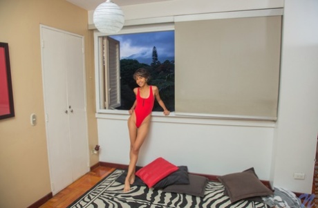 Antonella Campos, une adolescente maigre aux seins nus, écarte ses longues jambes et s
