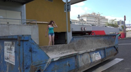 Solo-Girl Vicky hockt sich zum Pinkeln in einen Müllcontainer, während sie kurz erwischt wird