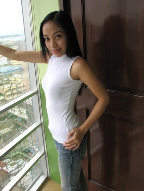 Aziatische amateur hottie Kim poseert poedelnaakt op het balkon