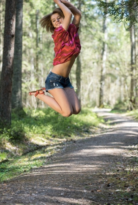 Adolescente descubre sus grandes tetas naturales y su coño pelado en una ruta de senderismo en el bosque