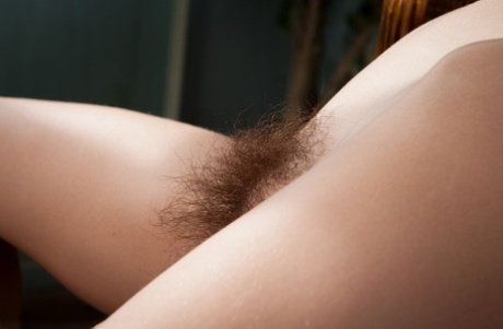 Modelo magra a solo com mamas pequenas abana a sua rata natural em nu