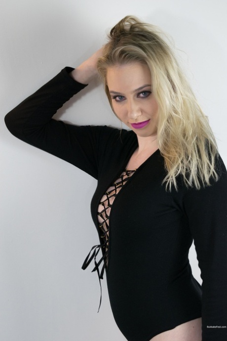 Den blonde modellen Grace Harper skyver bodyen til side for å blottlegge fitta.