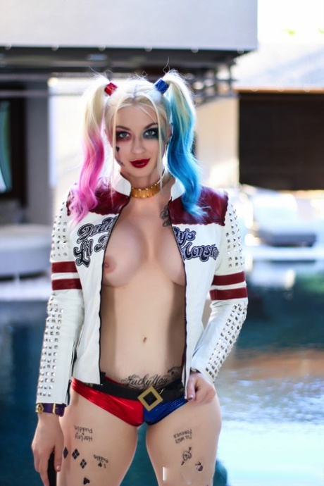 La ragazza solitaria Leyla Falcon modella accanto a una piscina in tenuta da cosplay