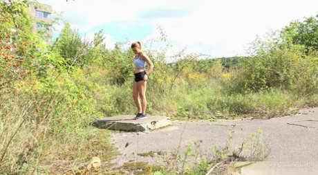 Wanderin Billie macht sich beim Pissen am Wegesrand in die Hose und läuft mit nacktem Arsch nach Hause