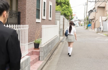 Japansk skolejente tar av seg uniformen og har sex med stefaren sin