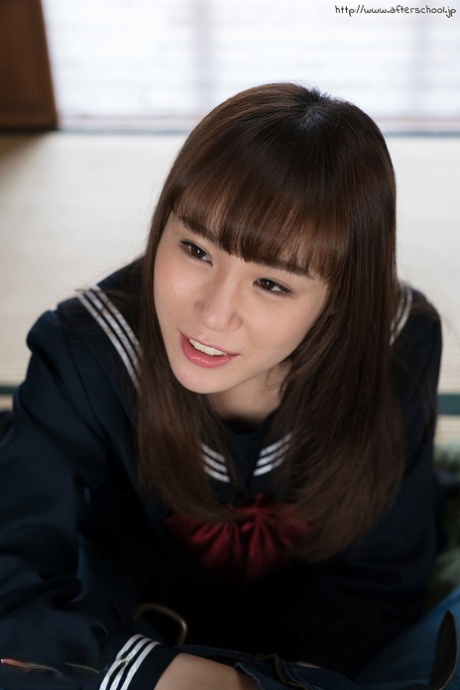 Japansk skolepige tager nylonstrømperne af, før hun giver et fodjob