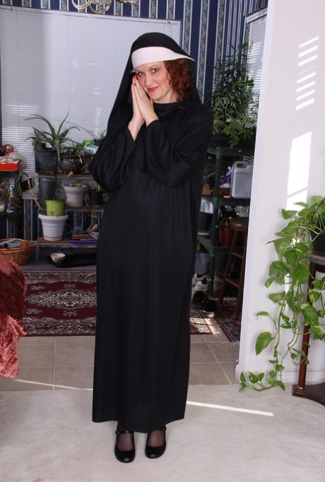 Den frekke nonnen Roxanne Clemmens kler av seg klesdrakten for å vise sexy undertøy og hengepupper.