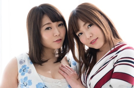 Söta japanska lesbiska kvinnor klär av sig medan de tungkysser varandra på ett febrigt sätt