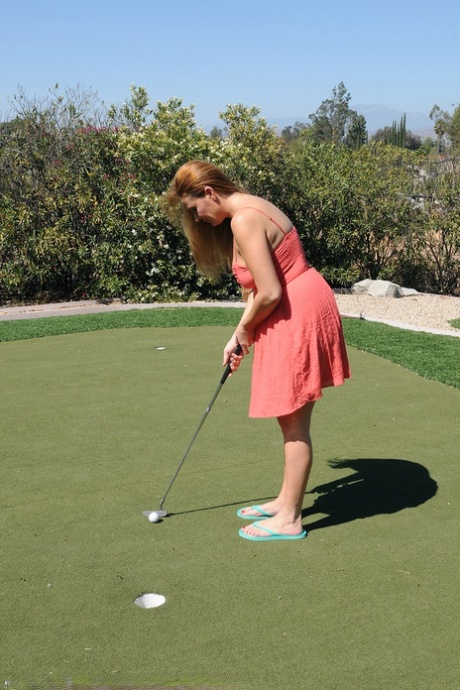 MILF met grote borsten Elexis Monroe wrijft over haar harig poesje op de golfbaan
