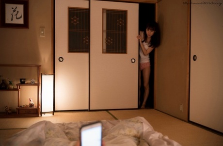 Japońska koedukantka wypełnia usta spermą po seksie waginalnym na łóżku