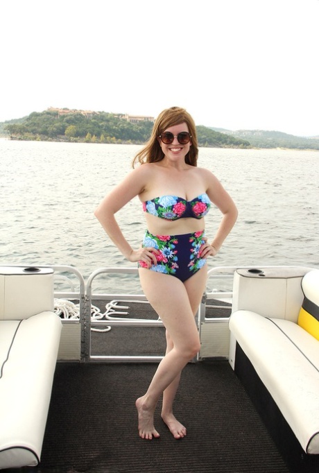 La matura e paffuta Holly Fuller si toglie il bikini per sfoggiare le sue tette e il suo sedere su una barca