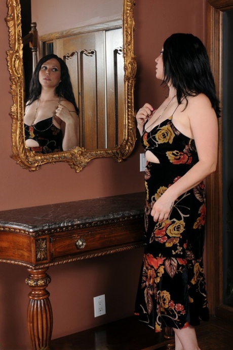 30 plus vrouw Summer Avery wordt helemaal naakt voor een vergulde spiegel