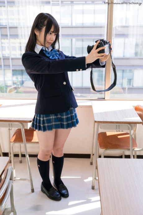 Estudante Japonesa põe de lado as cuecas de camisa de cima enquanto tira fotos