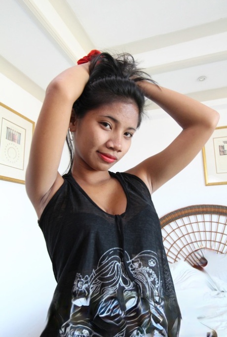 Una filippina con le tette a punta prova a fare la modella nuda