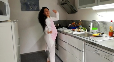 Lexi Dona, enceinte et excitée, se déshabille dans la cuisine pour assouvir son appétit.