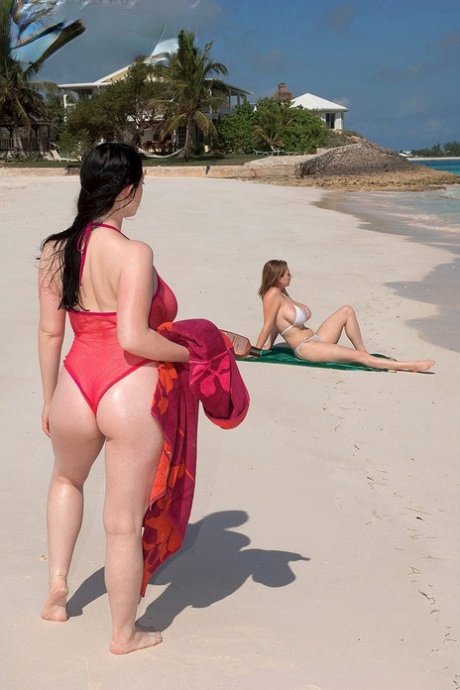 Storbarmede lesbiske piger slipper deres enorme bryster løs for at kysse og slikke på stranden