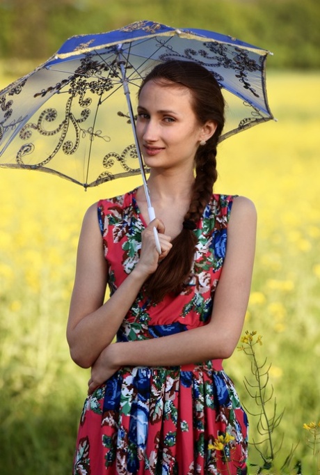 Tiener solo meisje Chloe pronkt met haar perfecte kont in een veld met wilde bloemen